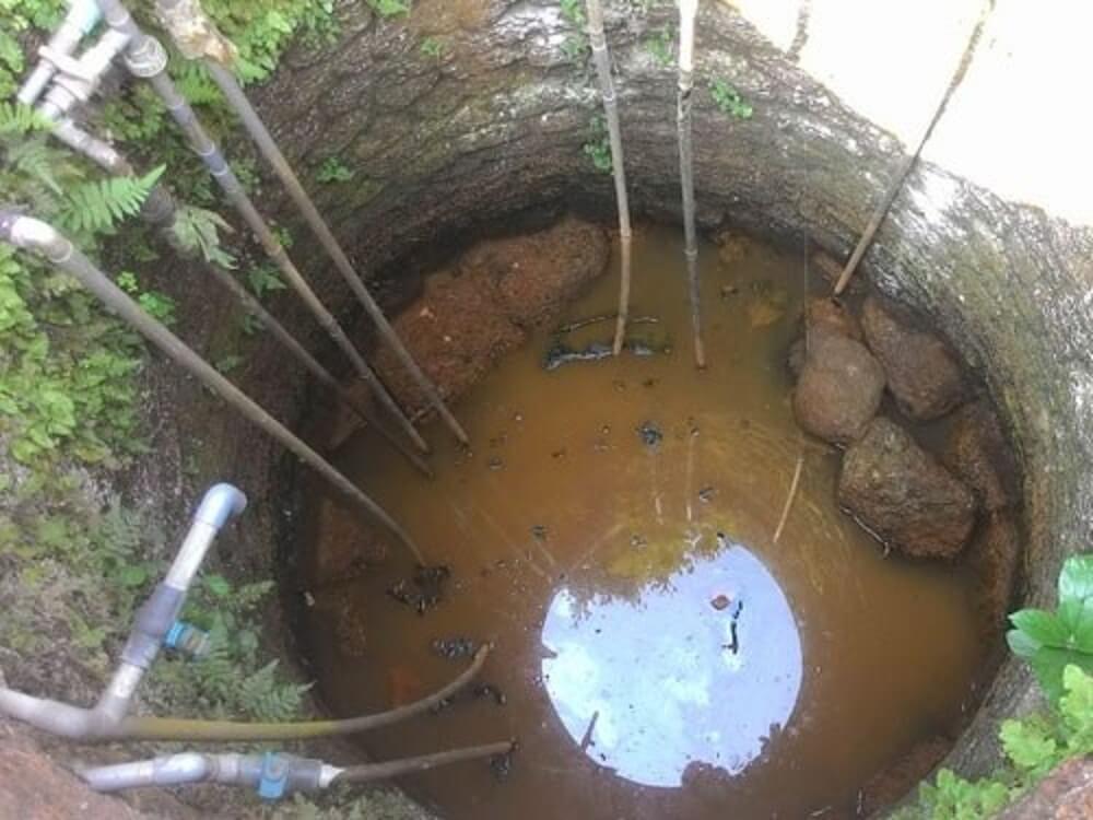 Nước giếng bị ô nhiễm nặng nề đóng phèn và các chất gây ung thư khác lẫn trong mạch nước ngầm