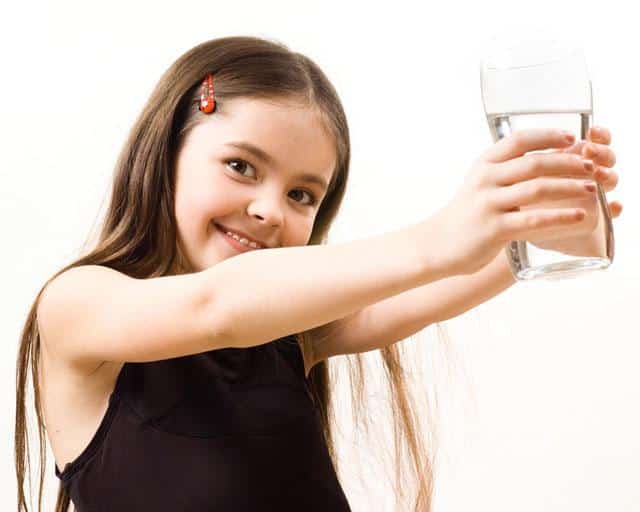Trẻ em có nên uống nước ion kiềm Kangen?